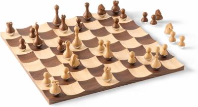 Umbra-Wobble-Schach-Set-mit-vertieften-Spielfeldern-aus-hochwertigem-Ahorn-und-Walnussholz-38-x-38-x-11-cm-2-Spieler