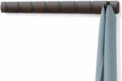 Umbra-Flip-8-Garderobenhaken-–-Moderne-Schlichte-und-Platzsparende-Garderobenleiste-mit-8-Beweglichen-Haken-fuer-Jacken-Maentel-Schals-Handtaschen-und-Mehr-Schwarz-Braun