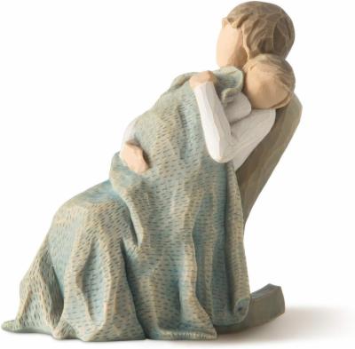 Enesco-Willow-Tree-The-Quilt-Von-Liebe-Umhuellt-Figur-26250-Neue-Anfaenge-Baby-Geschenk-Eltern-Kind-Handbemalte-Harzfigur-Holz-Optik-Susan-Lordi